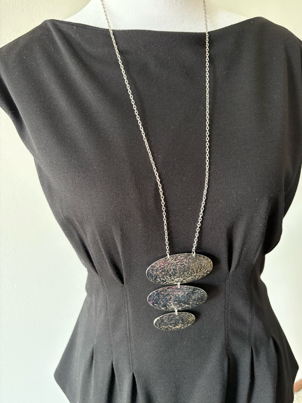 Vintage Silver Tone Reversible Tiered Hammered Disc/Starburst Pendant Necklace